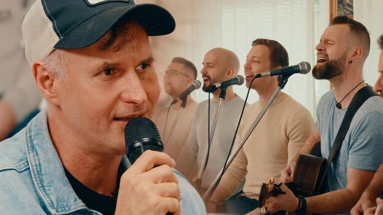 Kvatropirci in Rok Lunaček med čustvenim nastopom v oddaji Pri nas doma