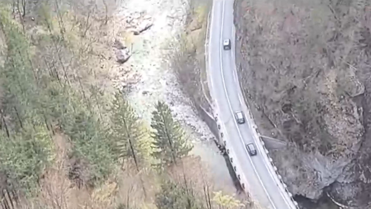 Policijski helikopter posnel prehitevanje v škarje na gorenjski cesti