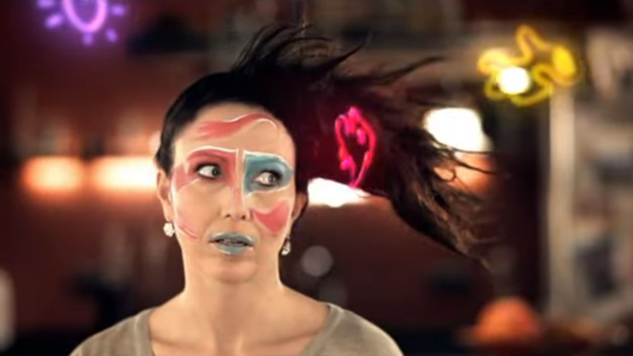 Mirjam Poterbin v starem oglasu z barvitim videzom in temnejšo pričesko