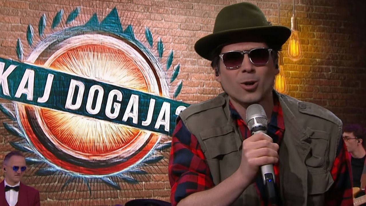 Tilen Artač med nastopom v oddaji Kaj dogaja zapel pesem o vladah Janeza Janše