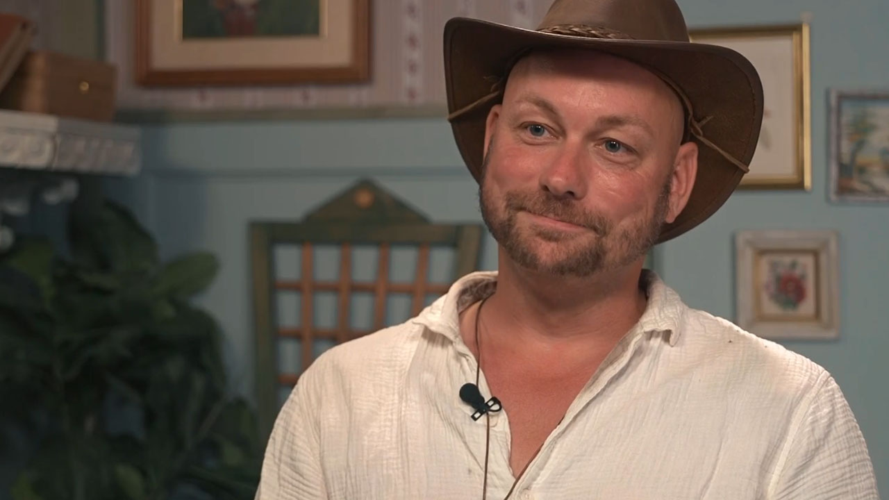 Dejan Guzej na posestvu Kmetije med snemanjem šova