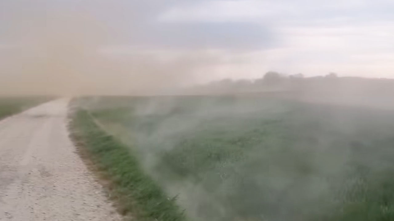 Močan veter v Prekmurju dviguje prah in zmanjšuje vidljivost kot v peščenem viharju