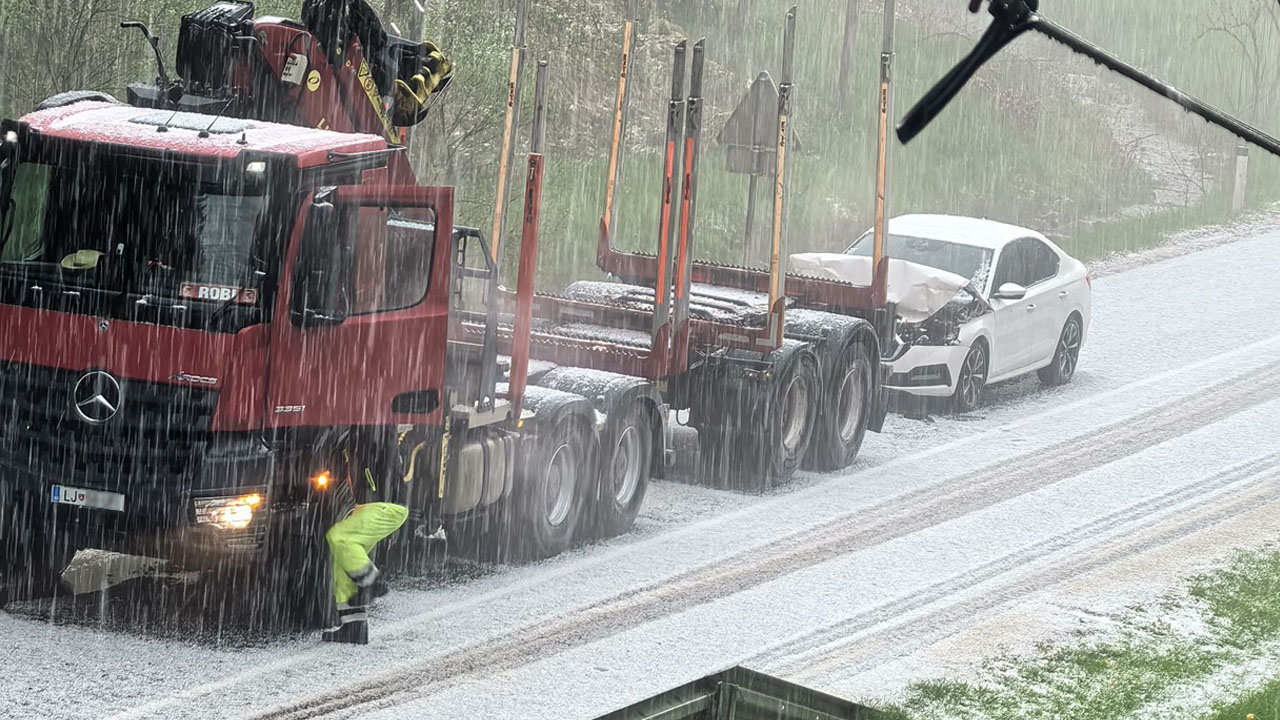 Nesreča na cesti Logatec - Žiri zaradi sodre po nevihti