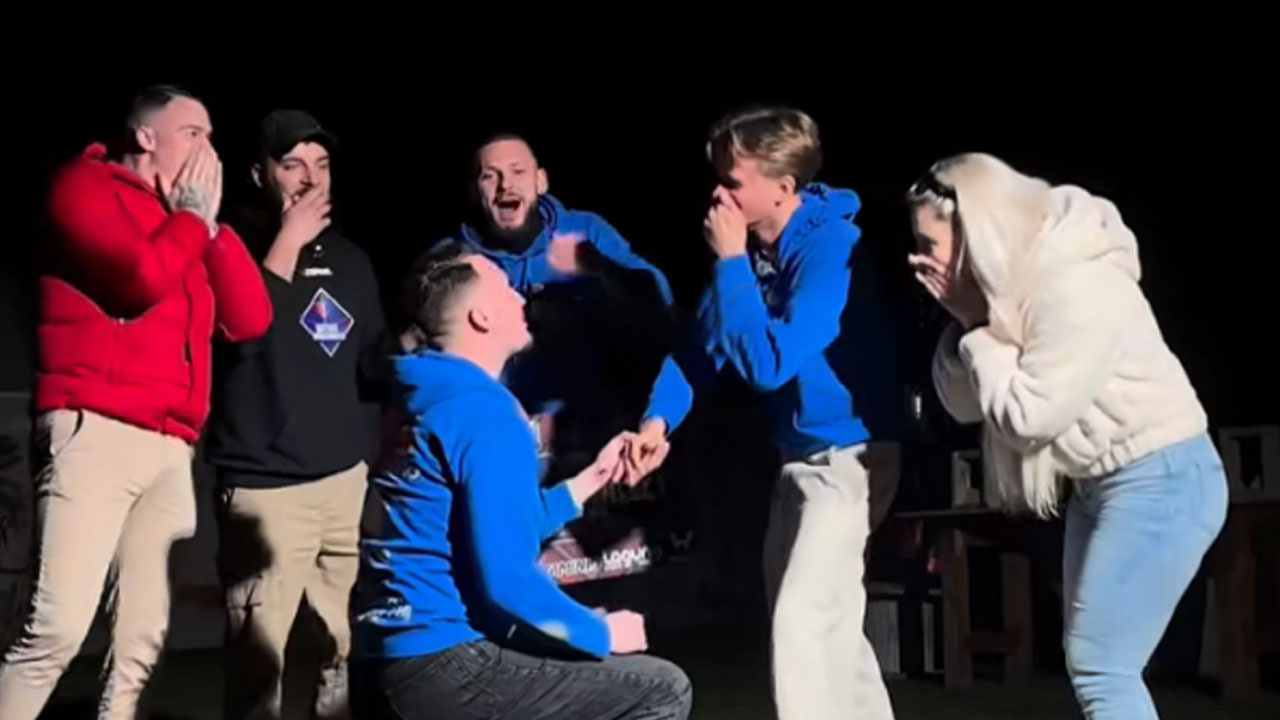 Žan Zore poklekne pred Markom Baržićem med ognjemetom in ga zaprosi za roko