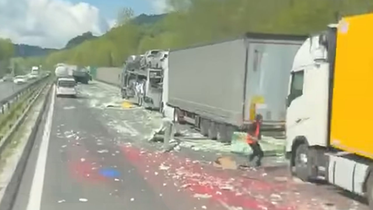 Posnetek s prizorišča nesreče na štajerski avtocesti, kjer so raztreseni tovor in poškodovana tovorna vozila blokirali promet