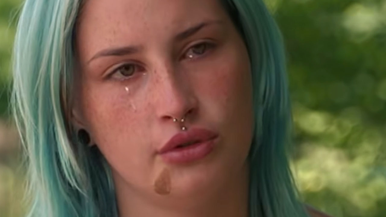 Alenka Weiss briše solze ob ogledu video sporočila družine v šovu Kmetija