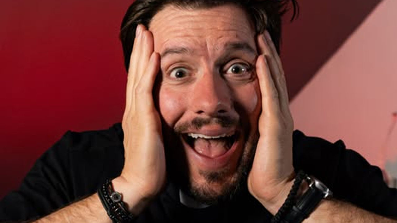 Presenečen župnik Martin Golob med pripovedovanjem šaljive prigode o nakupovanju in bureku