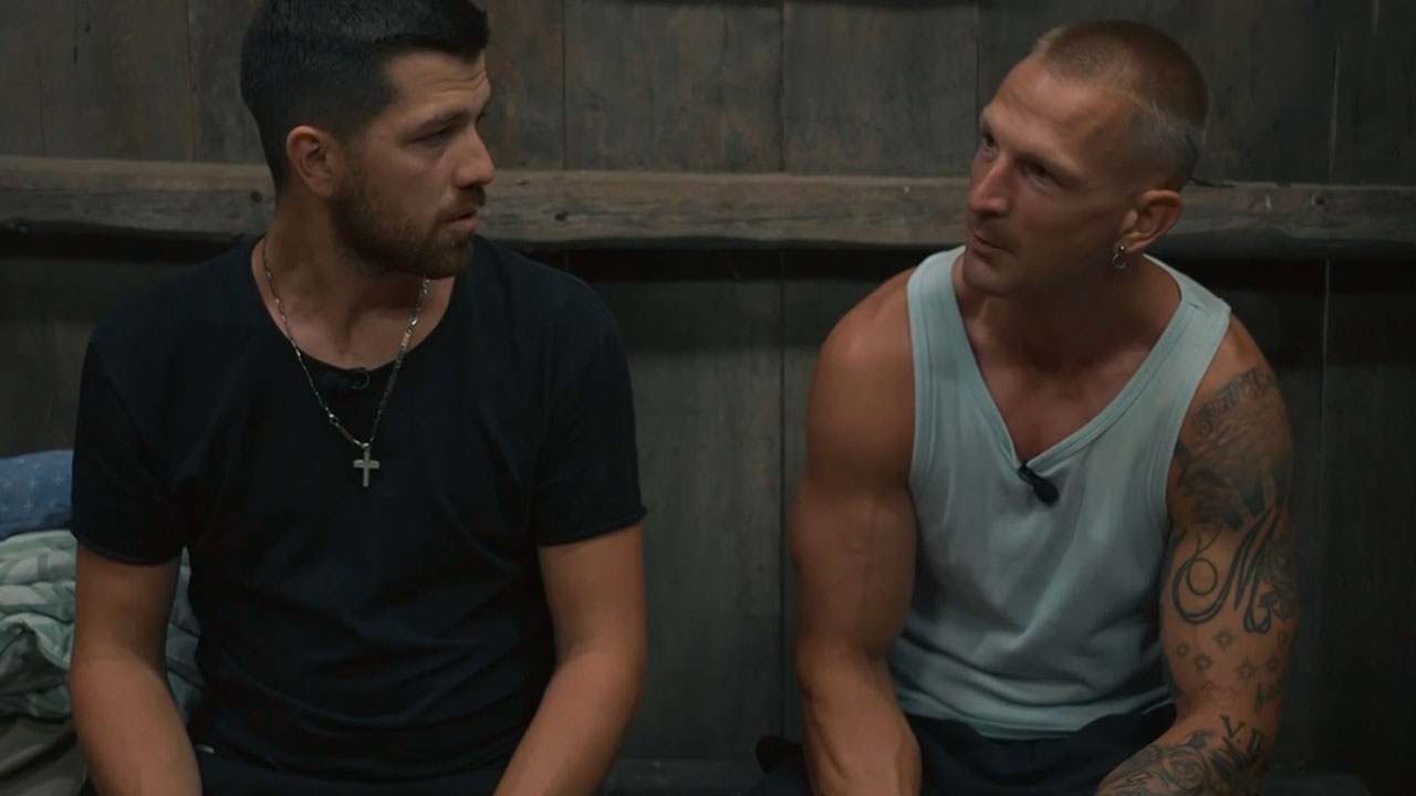 Napeto vzdušje pred dvobojem v areni šova Kmetija med Igorjem in Gregorjem