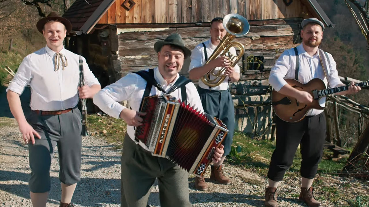 Ansambel Murni v videospotu za pesem Šnapsa ni ob praznem kotlu za žganje