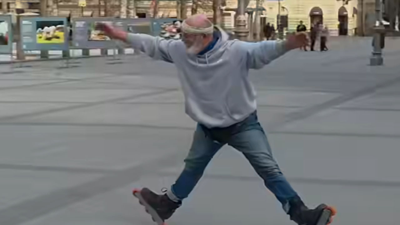 69-letni Rajko Dolinšek na rolerjih izvaja plesne gibe na Kongresnem trgu v Ljubljani