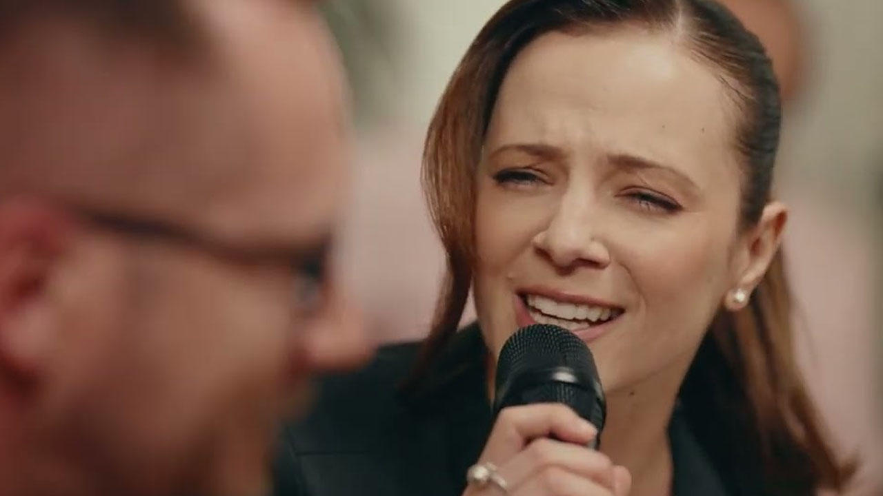 Nina Pušlar sredi čustvenega pevskega nastopa v televizijski oddaji Pri nas doma