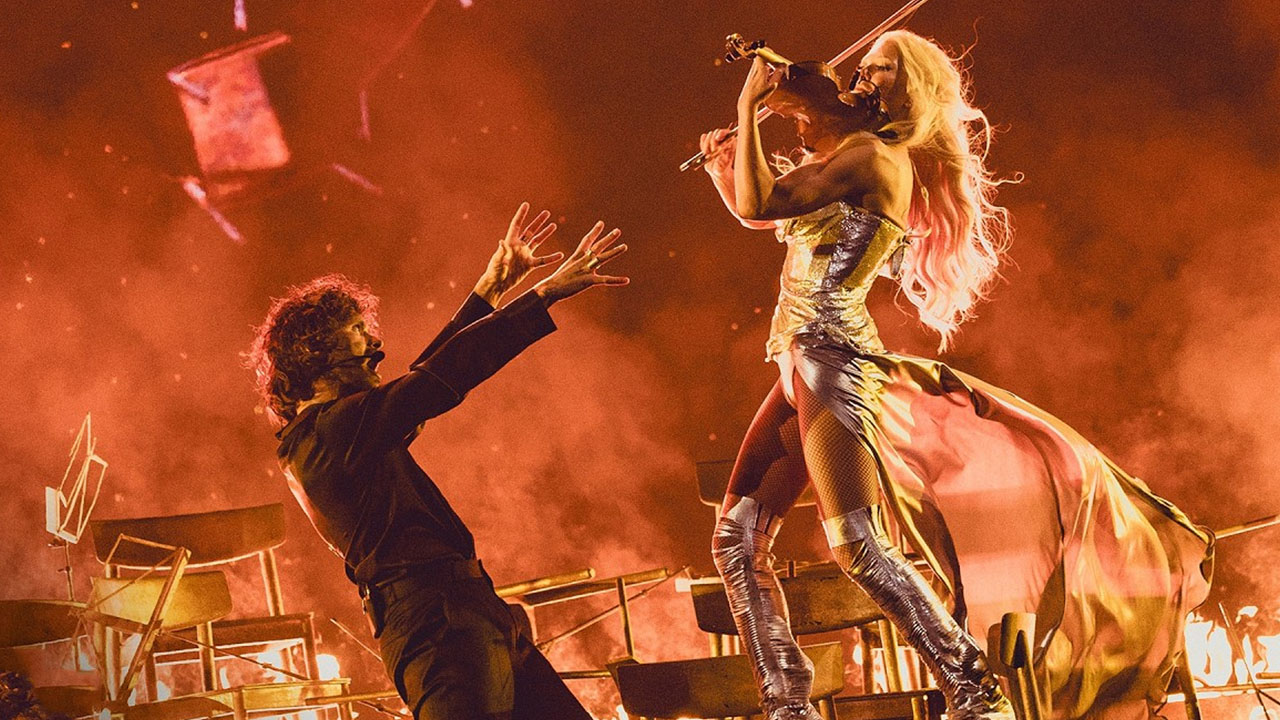 Finska glasbenika Linda Lampenius z violino in Pete Parkkonen med dramatičnim nastopom s pesmijo Liekinheitin