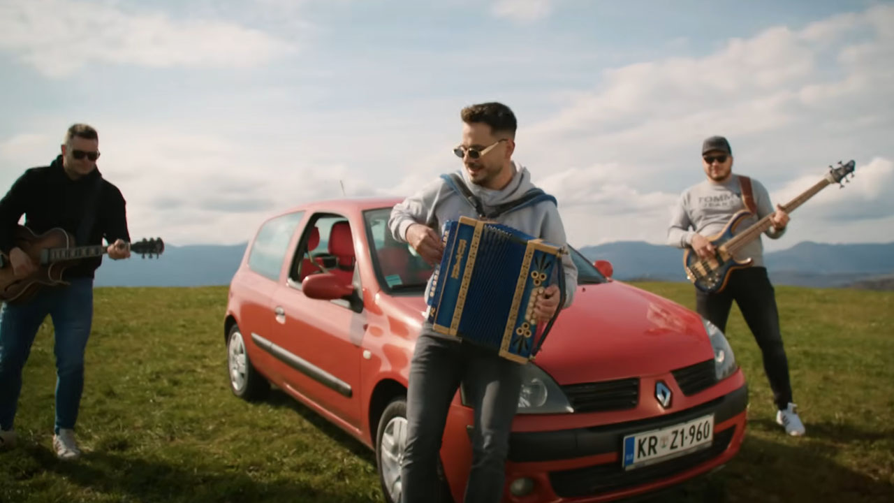 Ansambel Bratje v barvitem videospotu za pesem Tamala ob rdečem Cliu