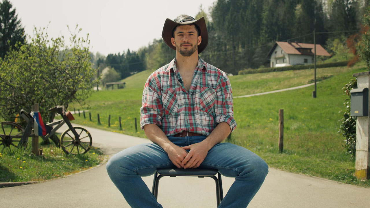 Franko Bajc v svojem predstavitvenem posnetku nagovarja Slovence, naj glasujejo za njegov nastop v Beast Games