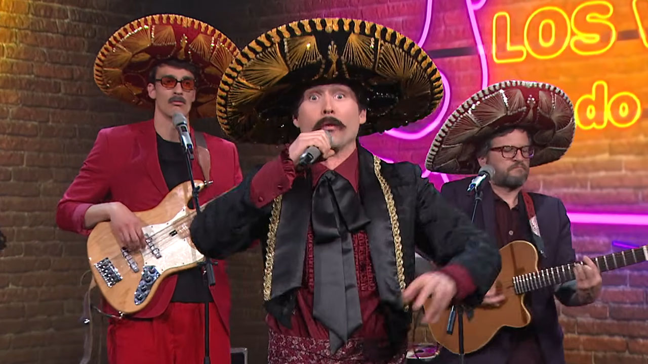 Tilen Artač v mehiški opravi s skupino Los Vlados med izvajanjem satirične pesmi o novi vladi