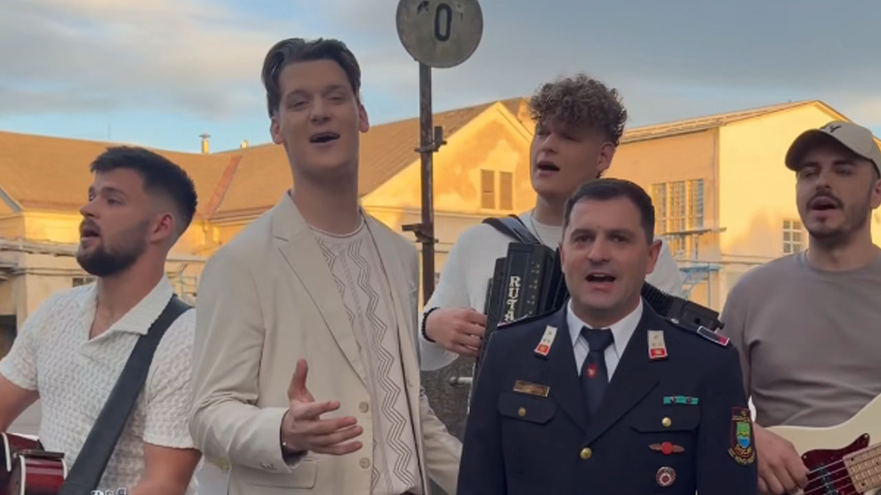 Skupina Firbci in gasilec David Hočevar nasmejani prepevajo slovenski narodno-zabavni valček