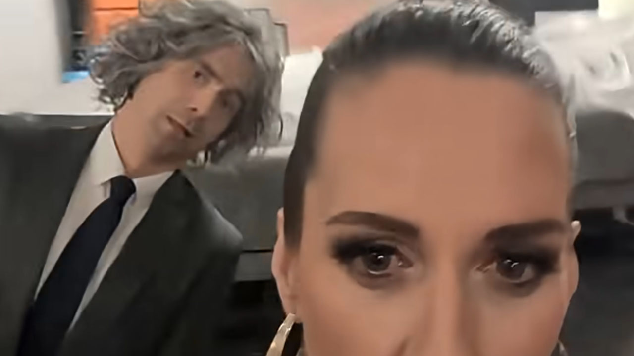 Tilen Artač kot Robert Golob in Alenka Marinič kot Tina Gaber med snemanjem satirične parodije Palomar