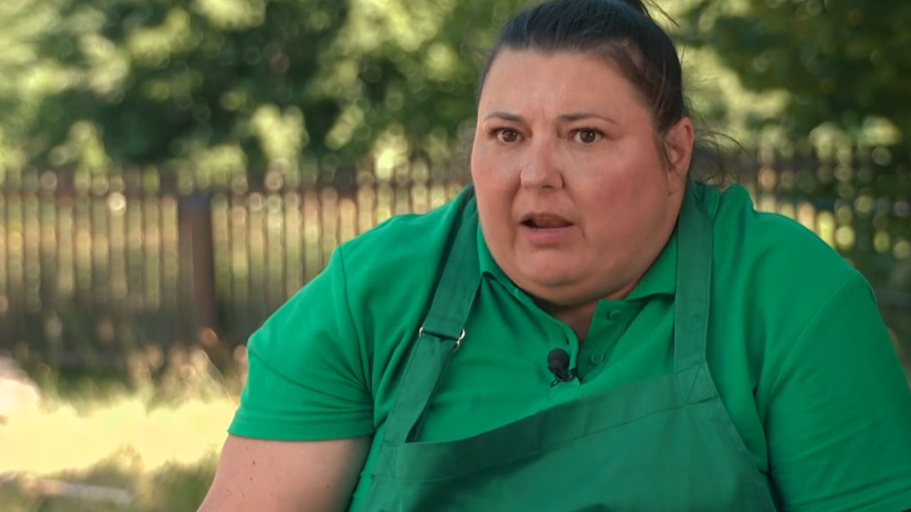 Urška Vučak Markež iz šova Kmetija z nasmehom na obrazu pleše ob odru na veselici