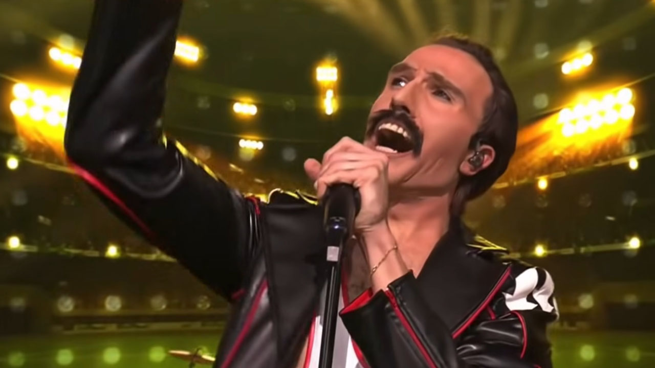 Slovenski pevec David Amaro z umetnimi zobmi in brki kot Freddie Mercury v šovu Tvoje lice zvuči poznato
