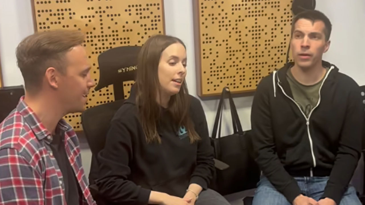 Člani Ansambla Tomaža Rota med prepevanjem slovenske ljudske pesmi Ena ptička priletela