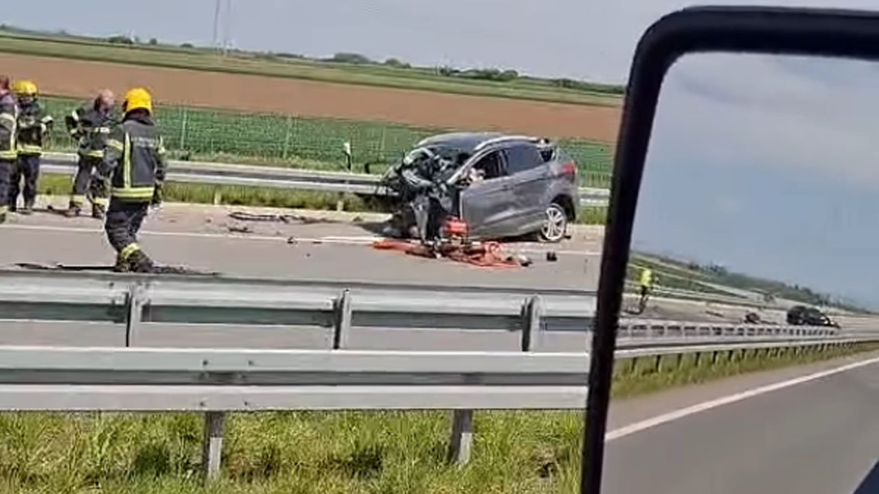 Popolnoma uničena Golf in Ford po čelnem trčenju na avtocesti pri Rumi