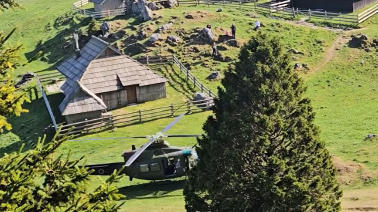 Vojaški helikopter Slovenske vojske pristal ob pastirskih bajtah na Veliki planini