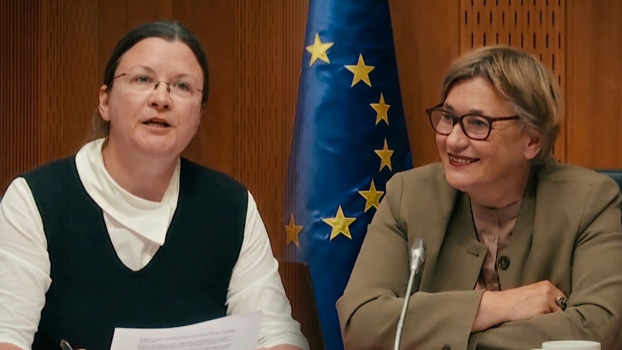 Poslanka Katja Kokot med ostrim govorom na seji Skupnega odbora v Državnem zboru