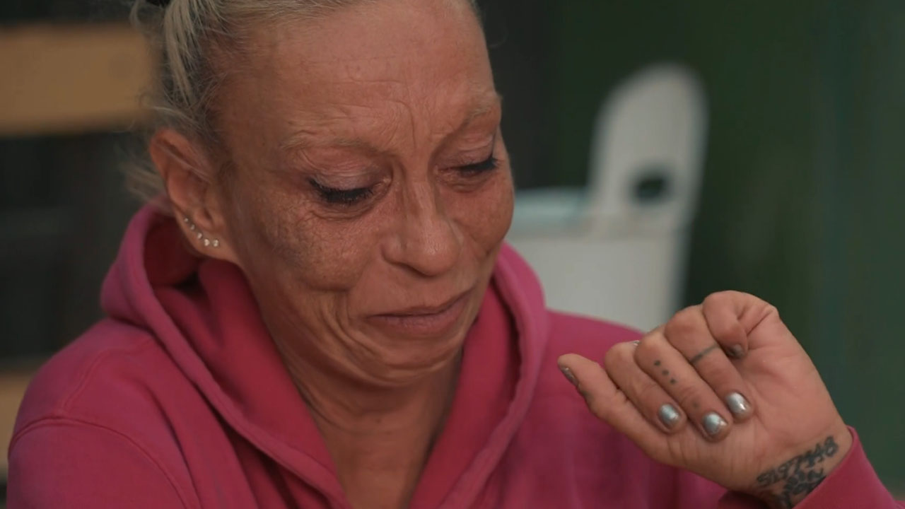 Aleksandra April iz šova Kmetija ganjena med ogledom posnetka svojih otrok