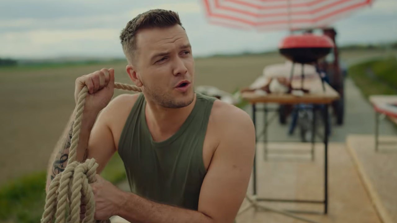 Luka Basi v videospotu za svojo novo poletno uspešnico Katamaran na morju