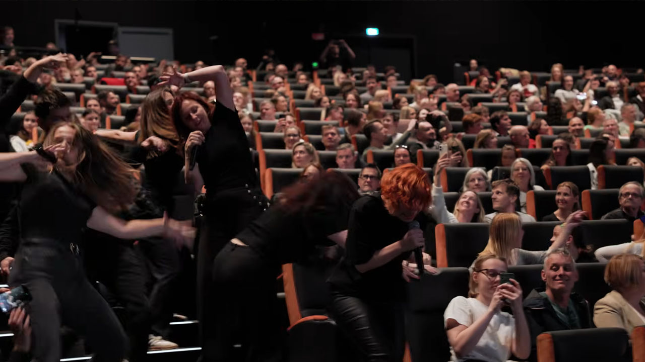 Člani vokalne skupine Perpetuum Jazzile vstali s sedežev v kinu Odiseja Ljubljana in zapeli pesem Thriller