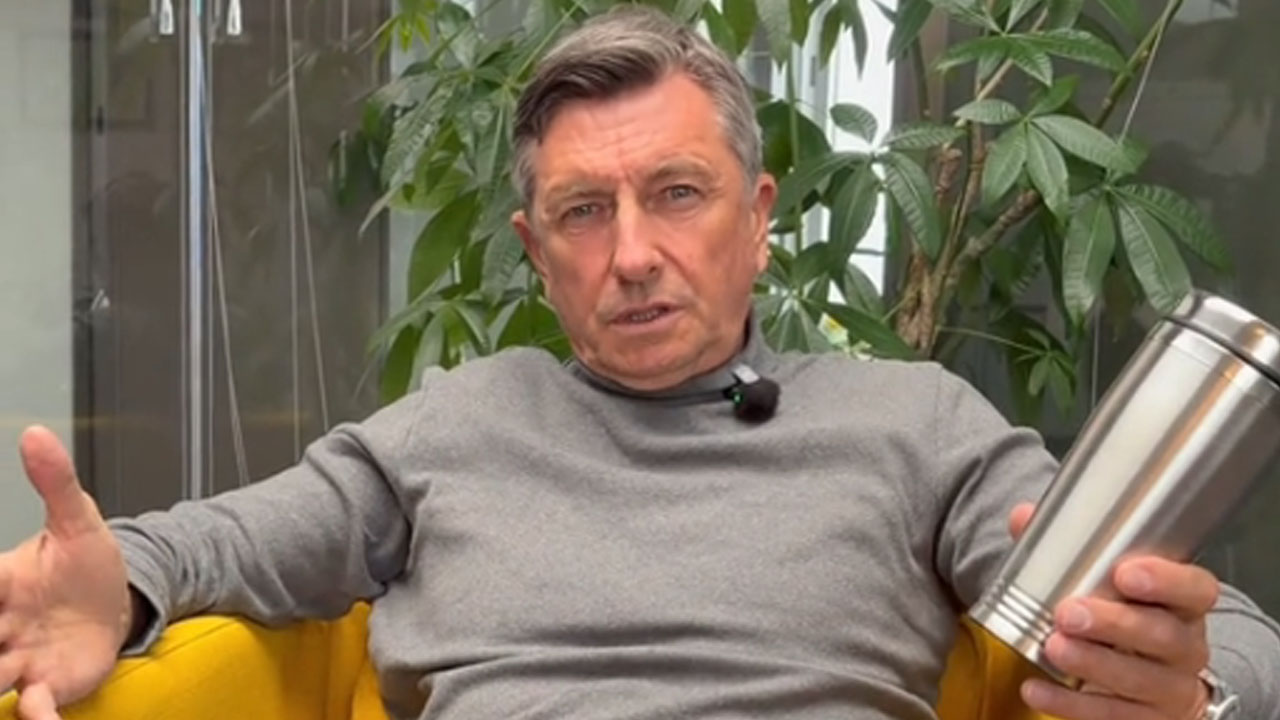 Borut Pahor z ostrim pogledom v kamero med snemanjem TikTok posnetka o kondomih