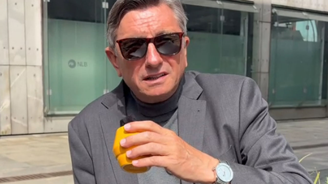 Borut Pahor na TikToku sproščeno klepeta z 20-letno sogovornico o kajenju