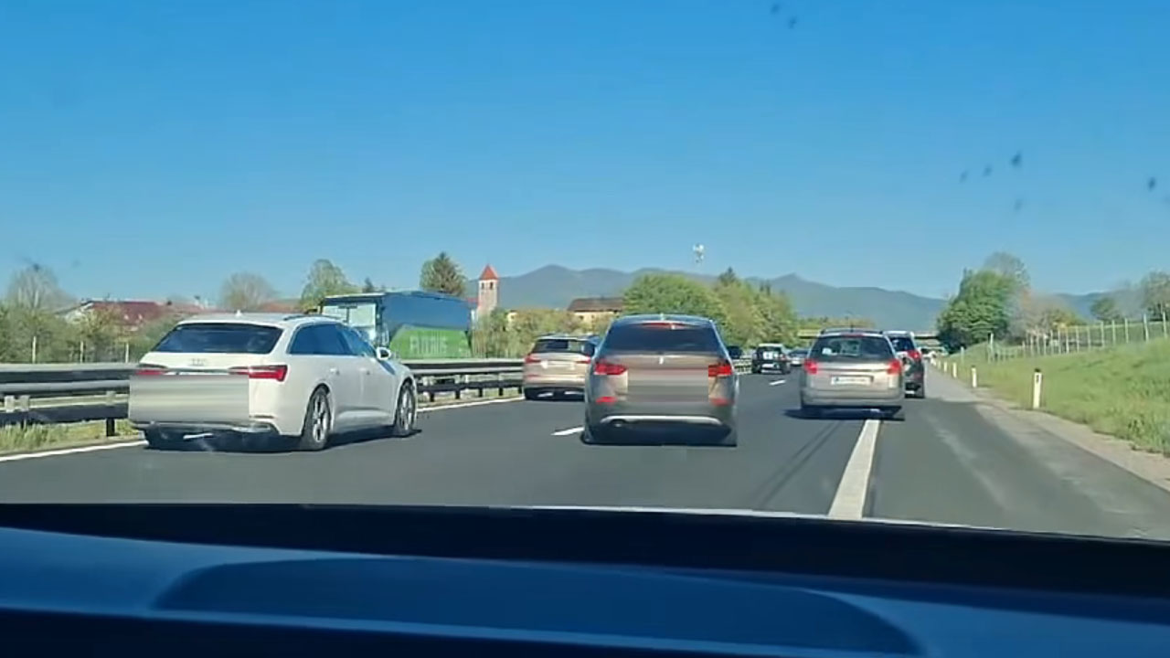 Voznik sivega vozila BMW zapeljal po sredini reševalnega pasu mimo stoječe kolone na avtocesti A1