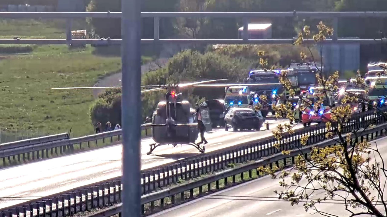 Vojaški helikopter pristal na primorski avtocesti ob hudi prometni nesreči med Razdrtim in Studencem
