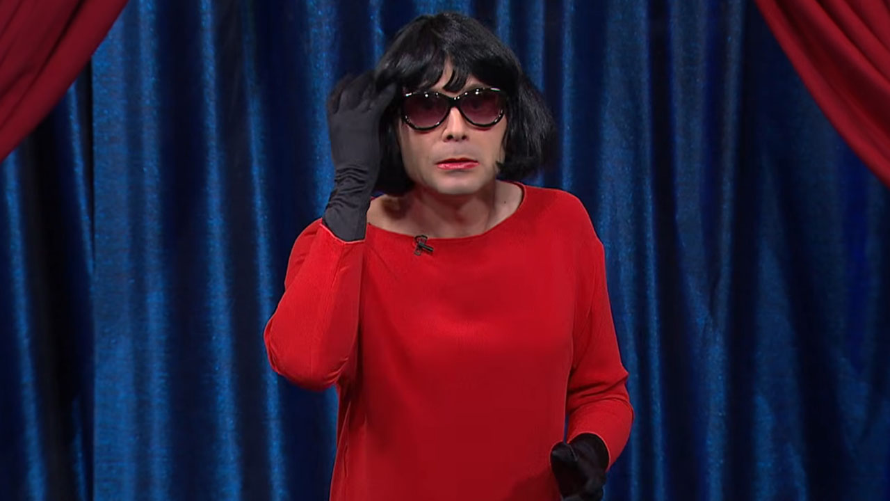 Tilen Artač maskiran v Svetlano Makarovič med nasmejal s satirično pesmijo v studiu