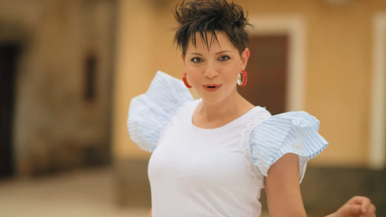 Tanja Žagar v romantičnem objemu morskega vetra med snemanjem videospota za pesem Najin raj