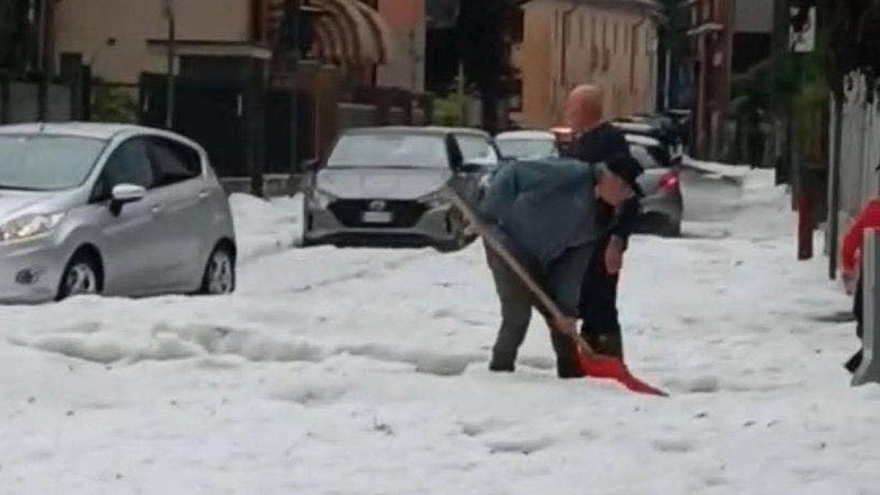 Na ulicah Italije debela plast toče, kidali so jo v začetku maja