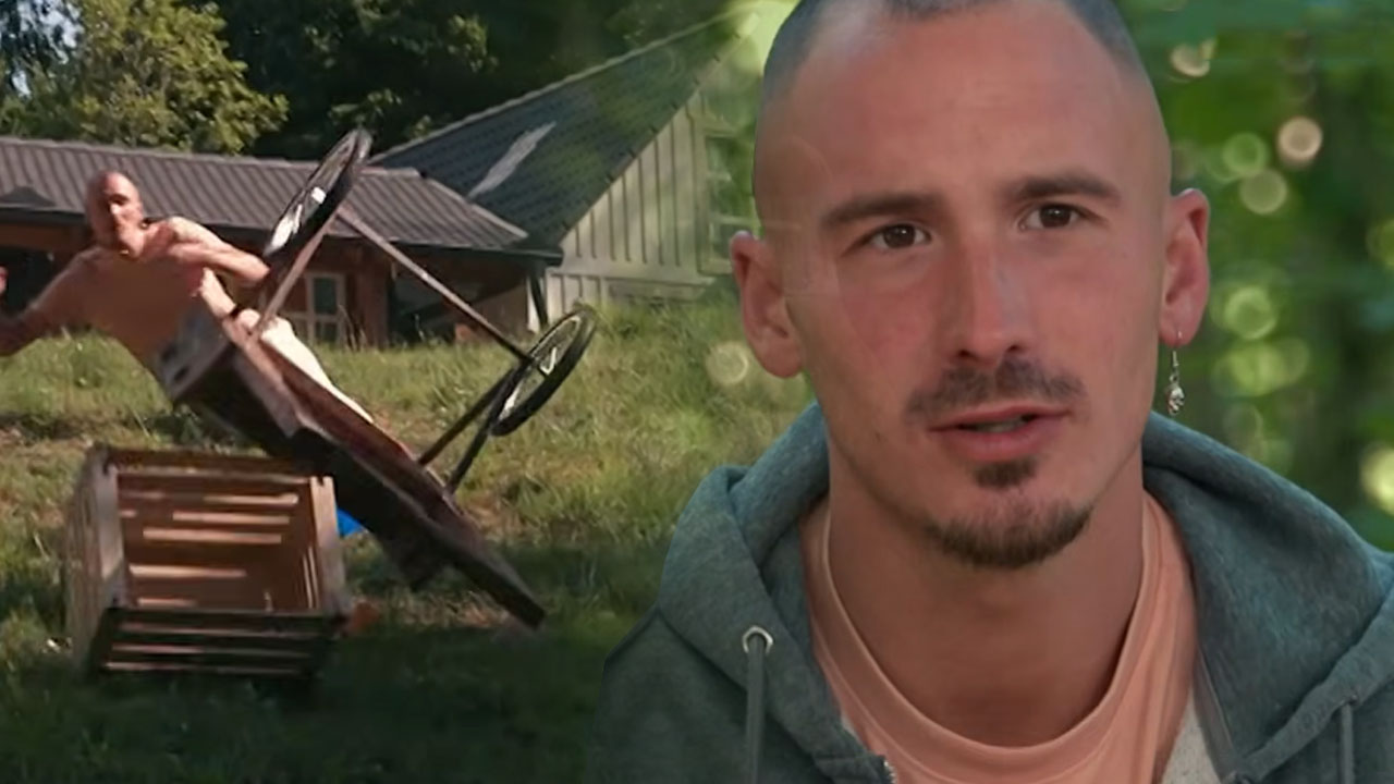 Žan na Kmetiji ob vozičku z jabolčnikom, ki je le trenutek kasneje ogrozil glavo družine Aleksandro