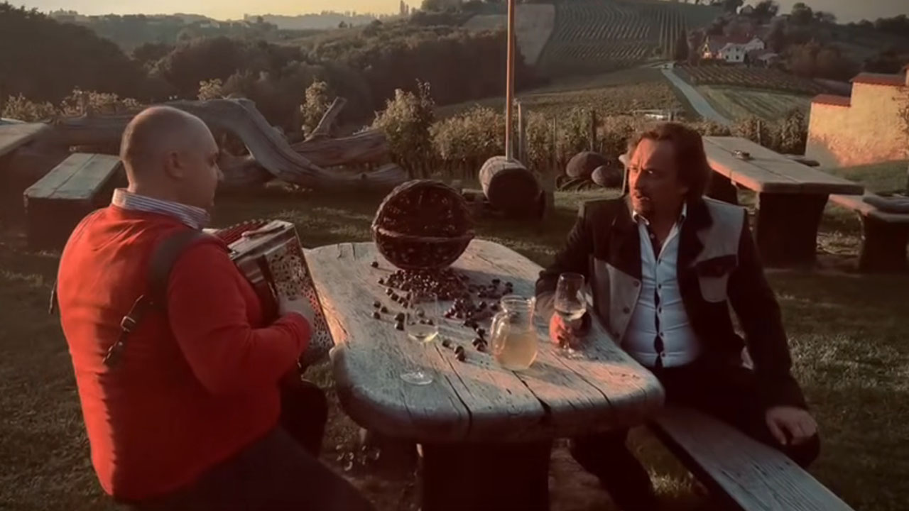 Silvo Pliberšek in Rok Švab med ganljivim nastopom na Turistični kmetiji Puklavec