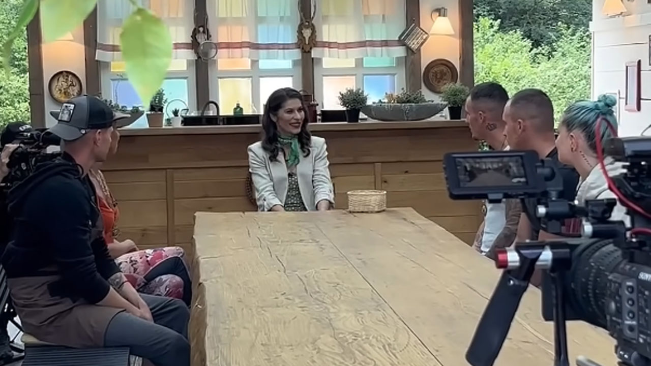 Snemalna ekipa šova Kmetija med snemanjem glasovanja za prvega dvobojevalca na posestvu