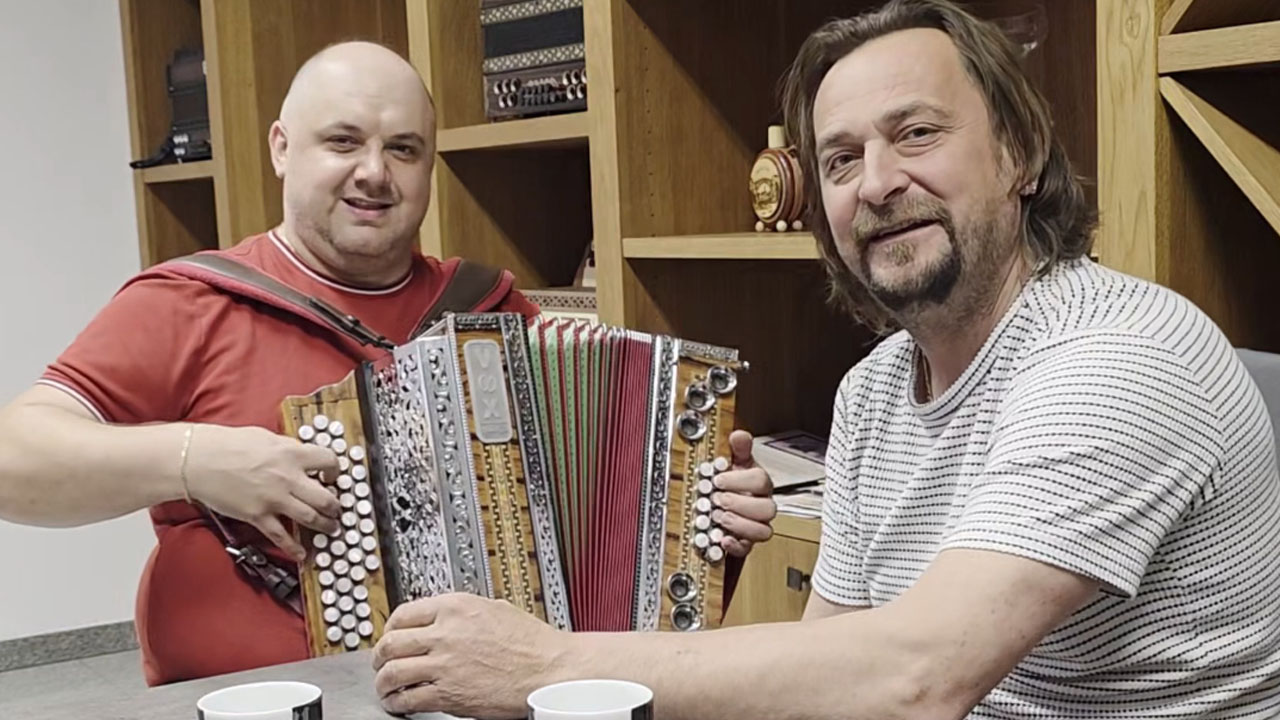 Silvo Pliberšek in Rok Švab med čustveno izvedbo slovenskega valčka Ne pozabi domovine
