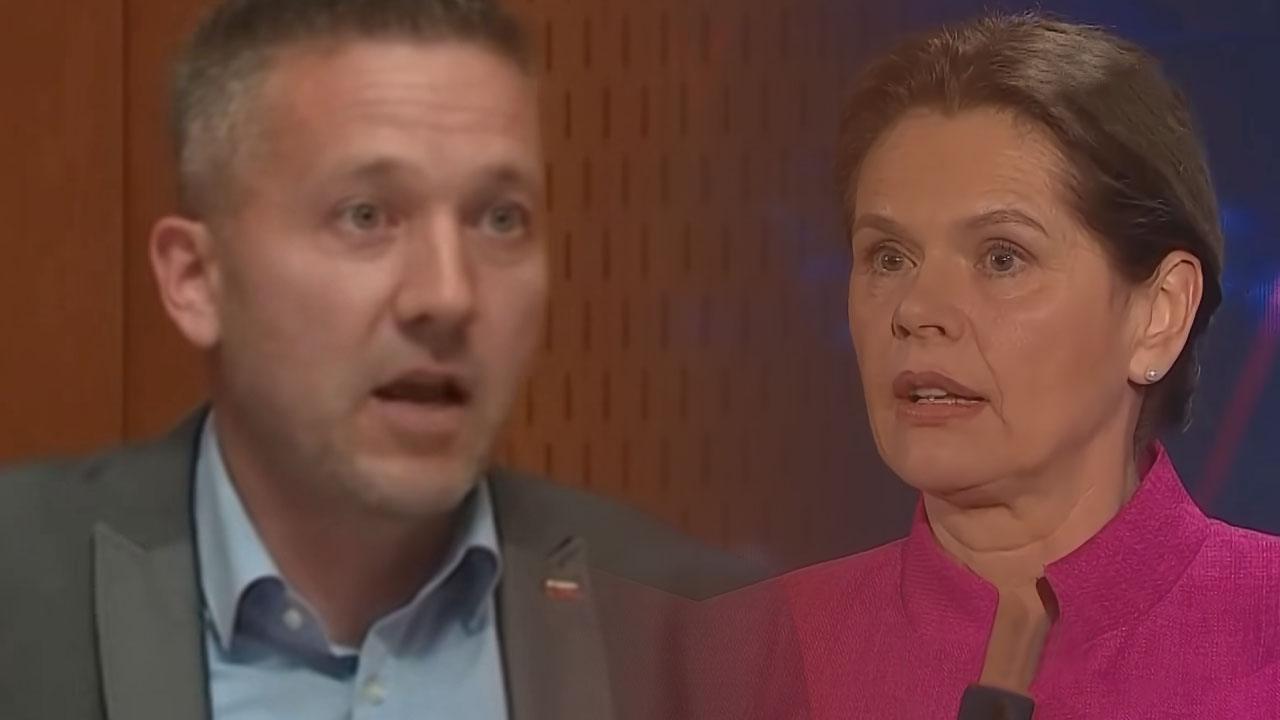 Poslanec Aleksander Reberšek med nagovorom v Državnem zboru, uperjenim proti ministrici Alenki Bratušek