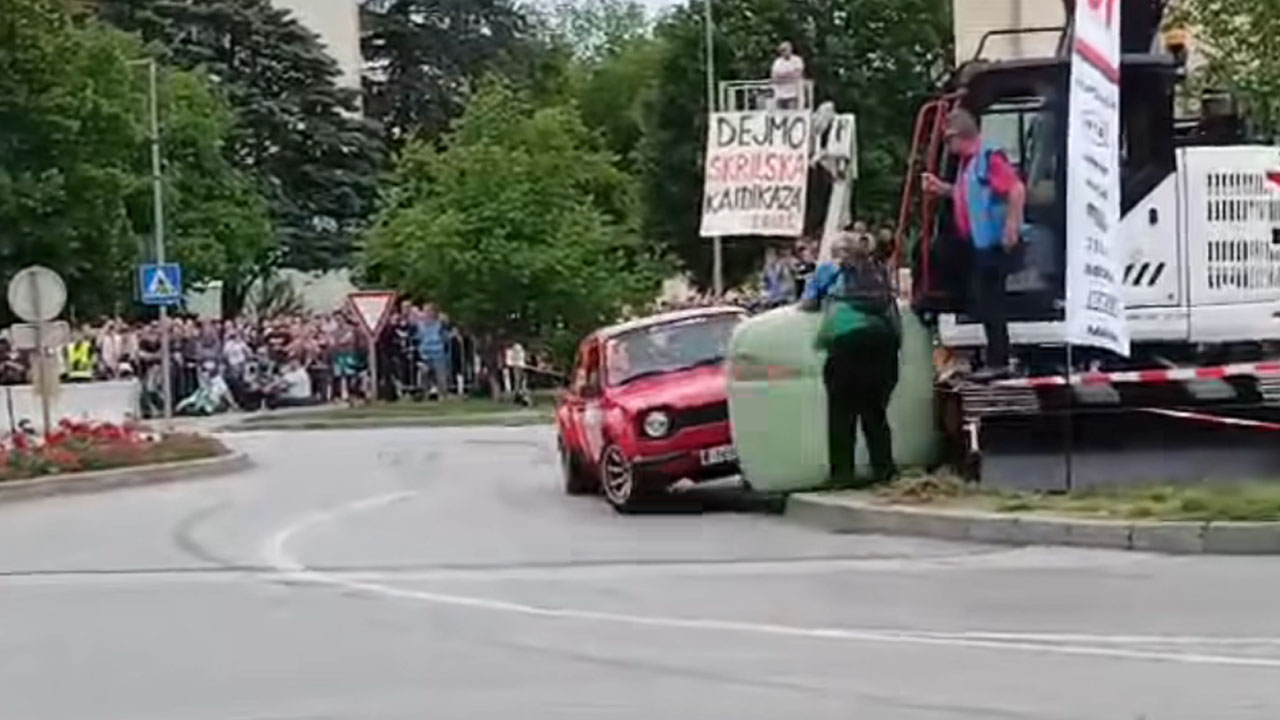 Dirkaški Ford Escort ob trku v zaščitno balo sena, ki je v zrak odbila lokalnega fotografa v središču Ajdovščine