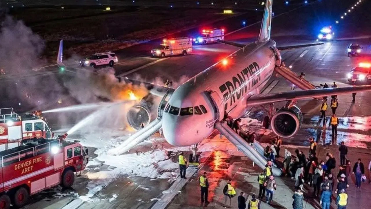 Letalo Airbus A321 družbe Frontier Airlines na letališki stezi po prekinitvi vzleta zaradi trka s pešcem
