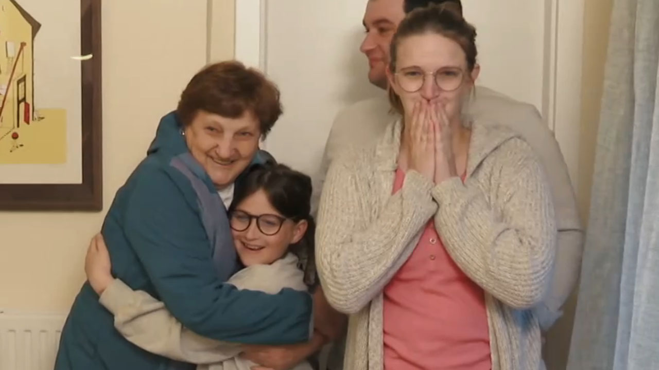 Družina Hribar s hčekro Anjo in mamo Terezo ob prenovljeni hiši v oddaji Delovna akcija