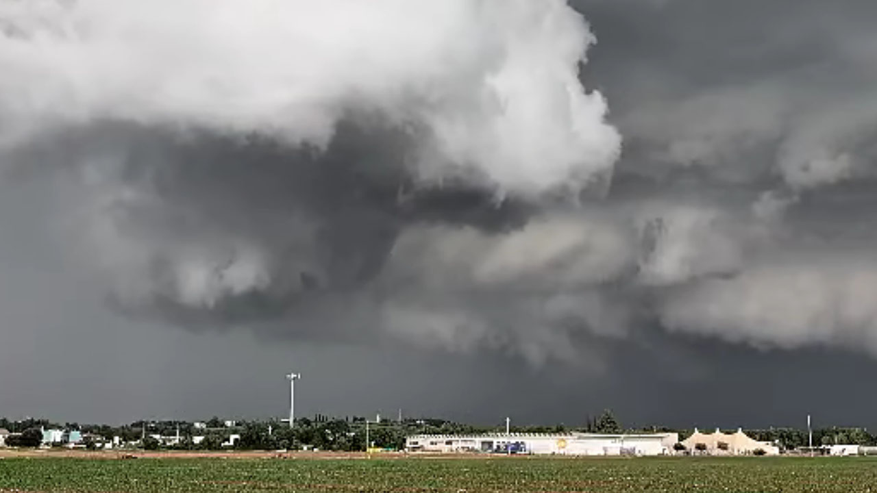 Posnetek nevihtne celice na letališču v Veroni, preden se je tornado dotaknil tal