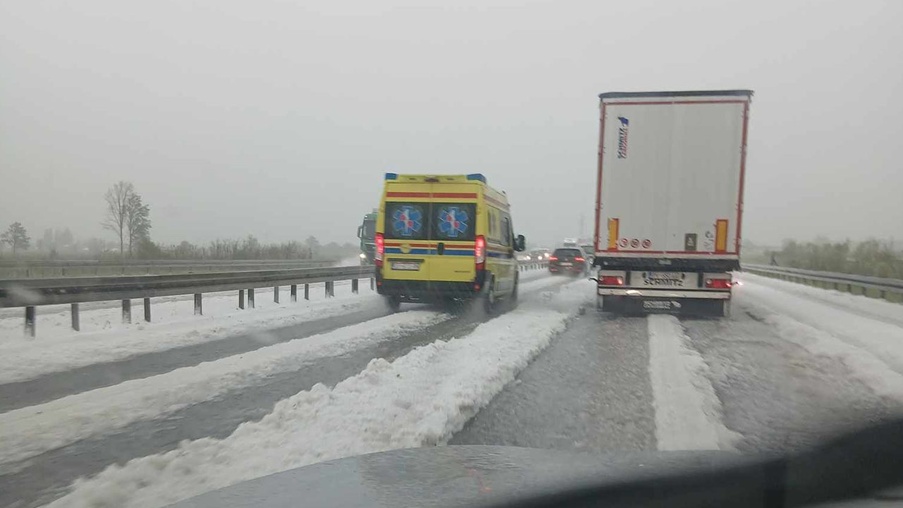 Avtocesta A3 Zagreb–Novska prekrita z debelo plastjo toče in sodre ob prehodu hladne fronte