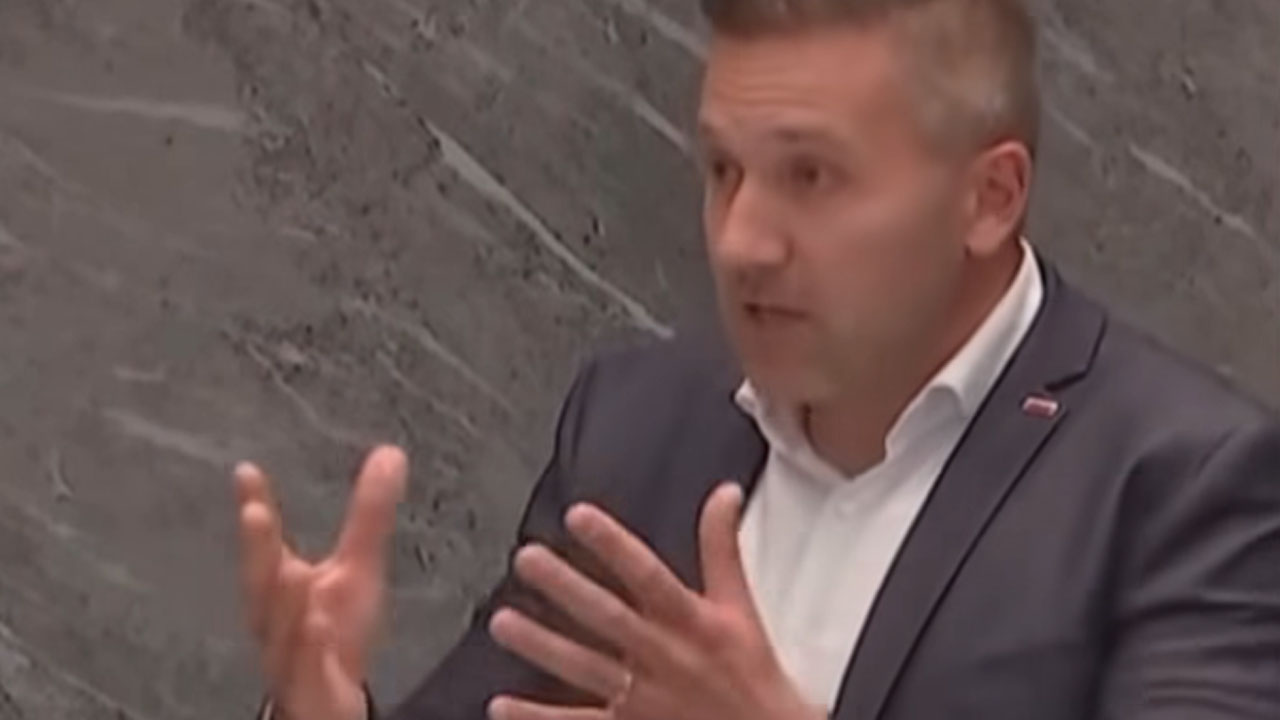 Aleksander Reberšek med udarnim govorom v Državnem zboru o razbremenitvi slovenskih delavcev