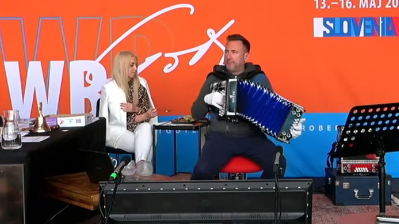 Robert Gotar na odru Vista parka Velenje med igranjem harmonike za svetovni rekord