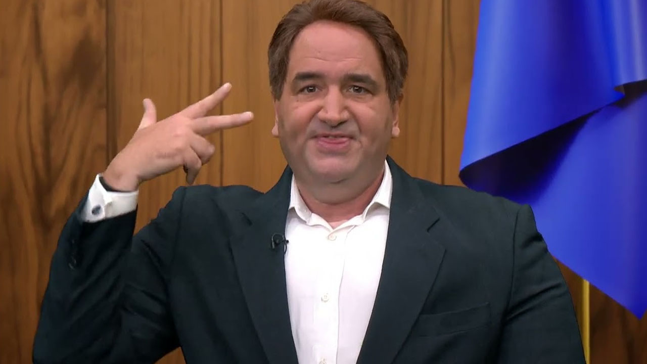 Imitator Jure Mastnak kot Zoran Stevanović v satirični oddaji Kaj dogaja na RTV Slovenija